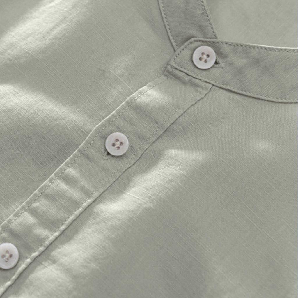 Dettaglio del tessuto in lino bianco e dei bottoni della Camicia Lido